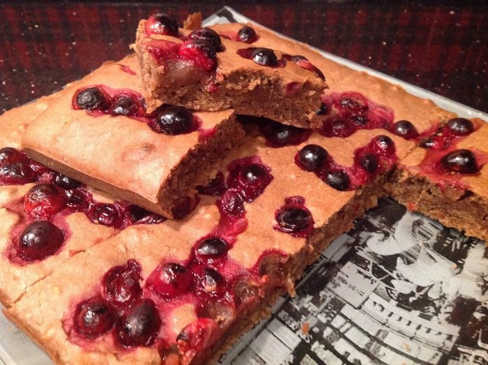 Постная шоколадная коврижка с клюквой