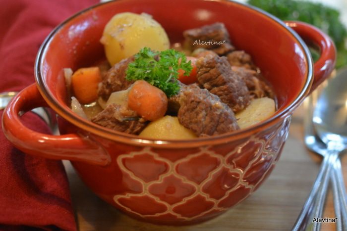 Говядина, тушенная с розмарином и чесноком