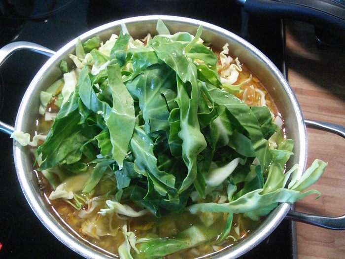 Суп с копчёными колбасками и зелёной капустой 