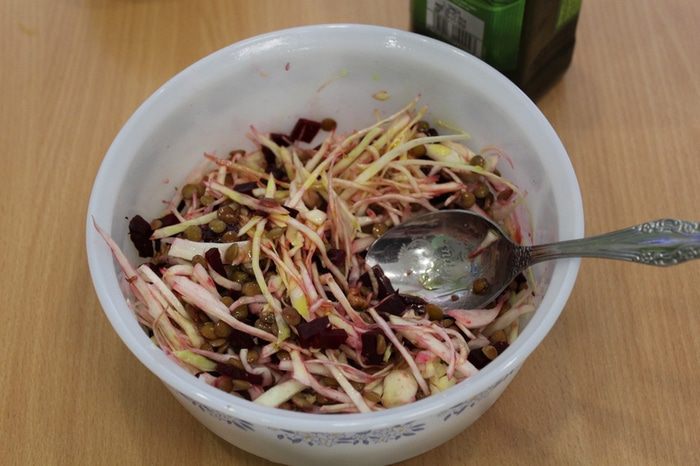 Салат из свеклы, чечевицы и капусты