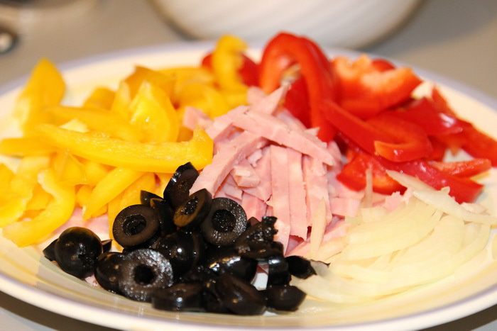 Пицца с ветчиной, перцем и творожным сыром