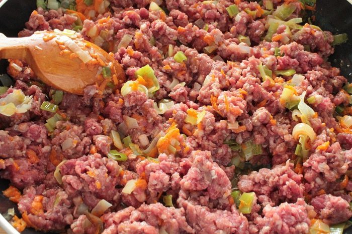 Запеканка из говяжьего фарша с луком-пореем и картофелем