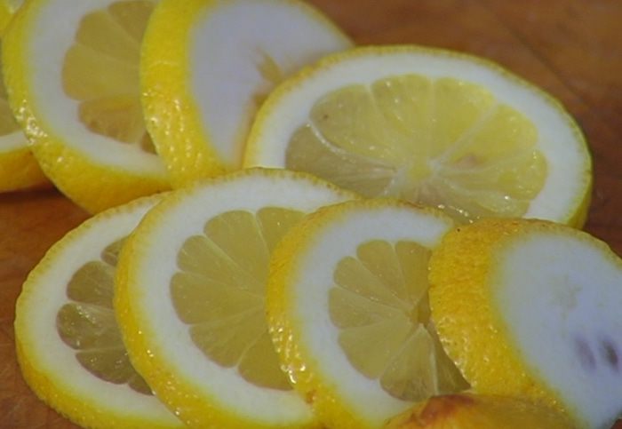 Форель, запеченная с лимоном и зеленью