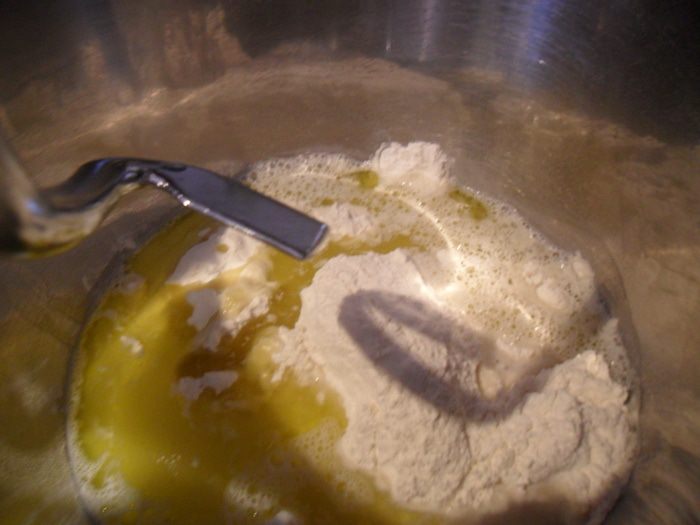 Фокачча с зеленью и чесноком