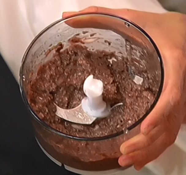 Салат из фасоли с грибами, помидорами и тапенадом 