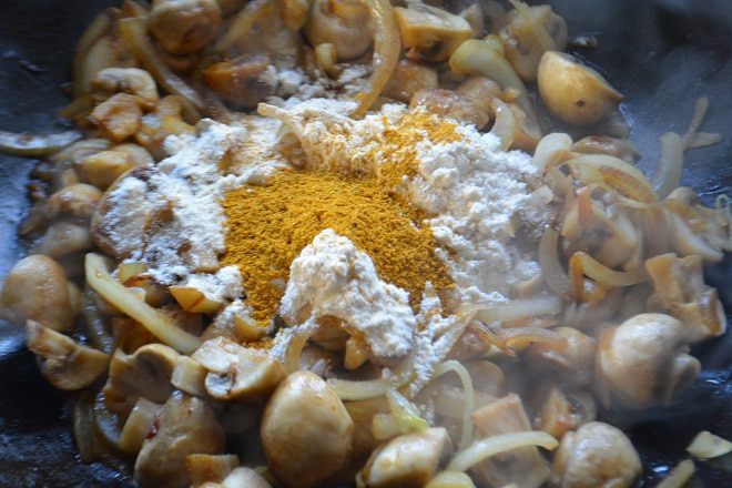 Карри с курицей, грибами и горошком