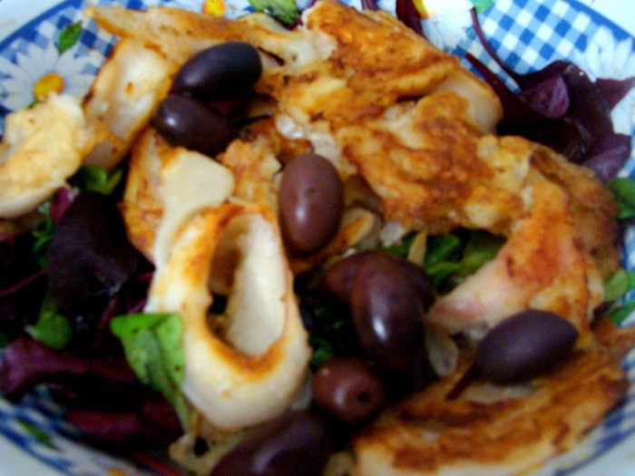 Теплый салат с кальмарами