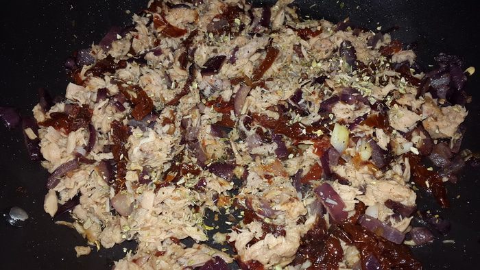 Фарфалле с тунцом и вялеными томатами