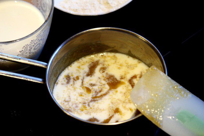 Черная паста с грибами и соусом бешамель