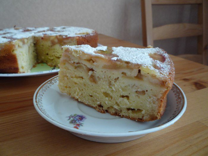 Шарлотка с яблоками и облепиховым йогуртом