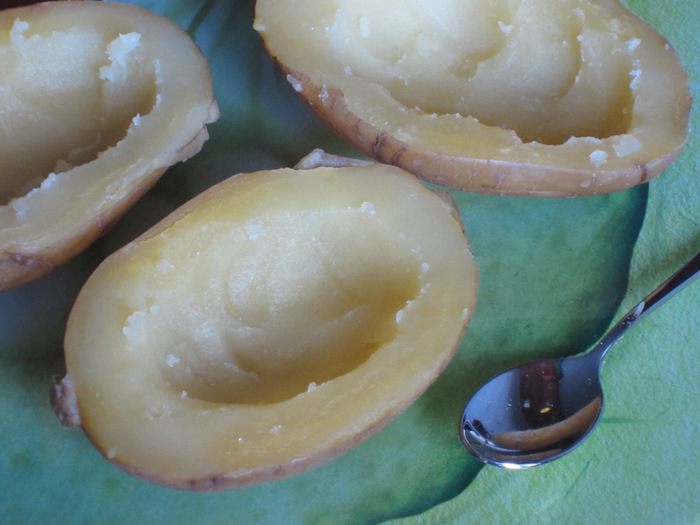 Картофель, фаршированный мясным рагу с фасолью