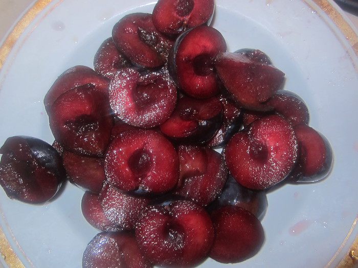 Пирог из миндального теста со сливами