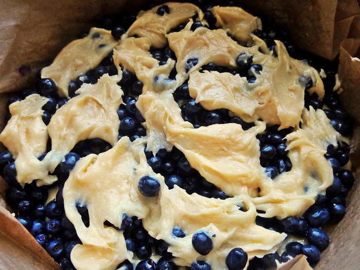 Пирог бисквитный с черникой