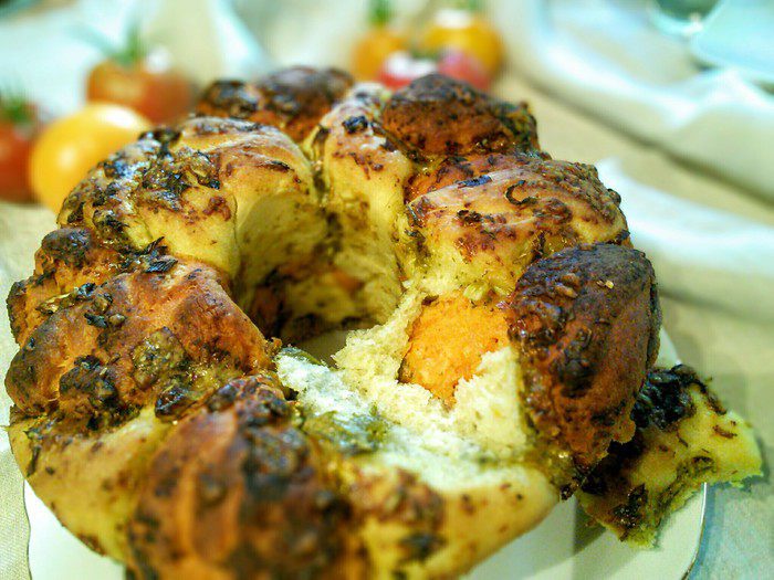 Хлебная пицца из разноцветных шариков (Pizza Monkey Bread) 