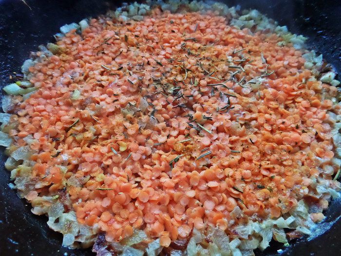 Чечевица с пикантным луком и авокадо