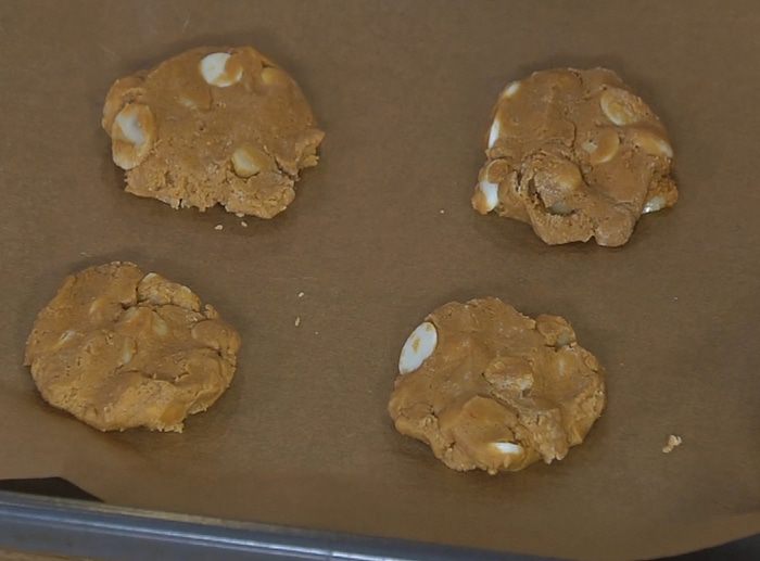 Печенье с белым шоколадом, кофе и макадамией 