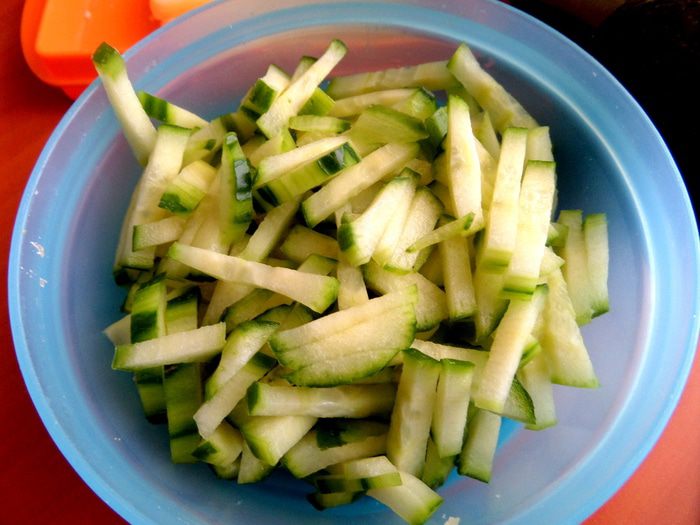 Сырный салат с оливками и авокадо