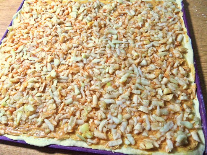 Пирог из булочек с арахисовой пастой и яблоками