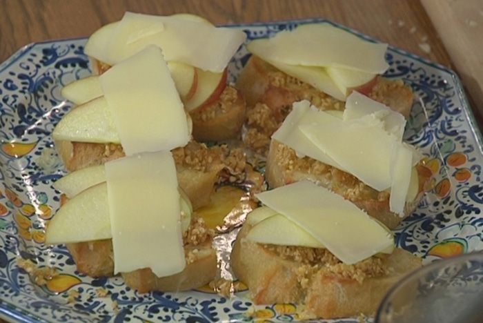 Брускетта с инжиром, яблоком и сыром 