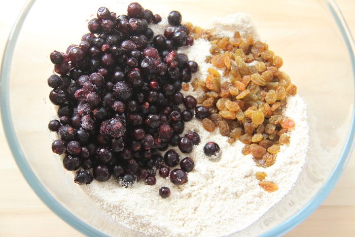 Миндальный тарт с черной смородиной