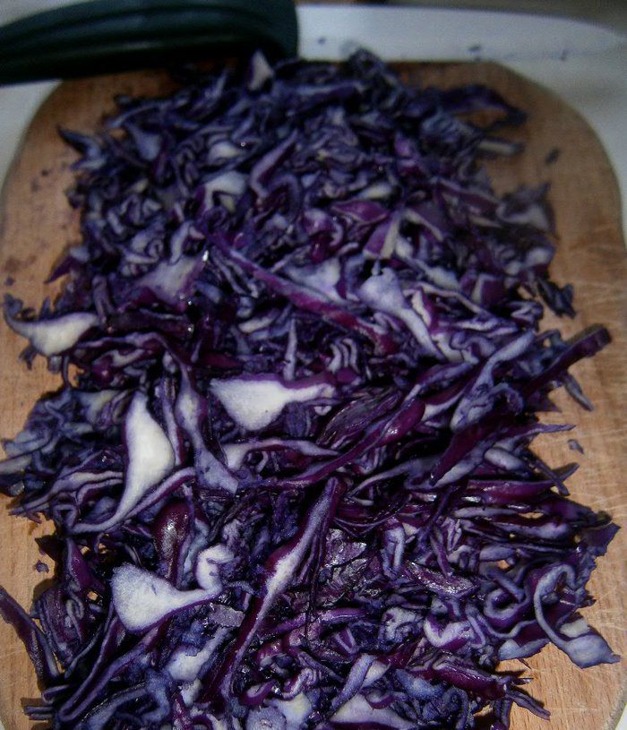 Салат из маринованной красной капусты с яблоком и гранатом