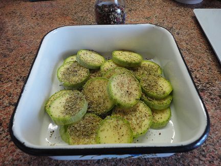 Кабачки в кляре с маринованной свеклой