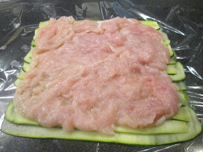 Рулет из курицы в цукини