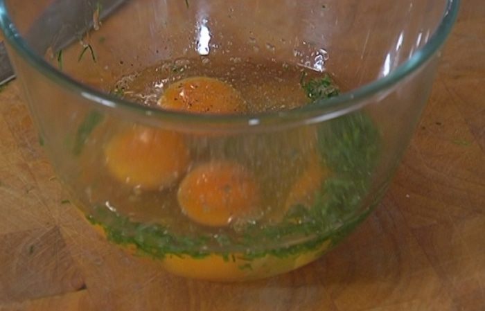 Омлет с зеленым горошком, картофелем и сыром 