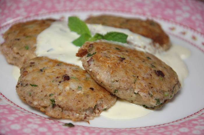 Мятные сырники с маслинами и сметанным соусом 