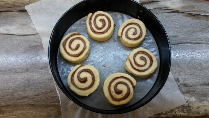 Шоколадный пирог с булочками