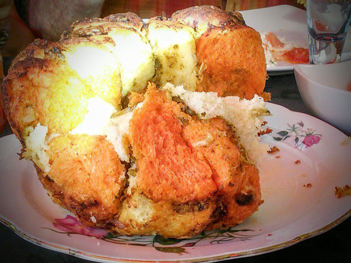 Хлебная пицца из разноцветных шариков (Pizza Monkey Bread) 