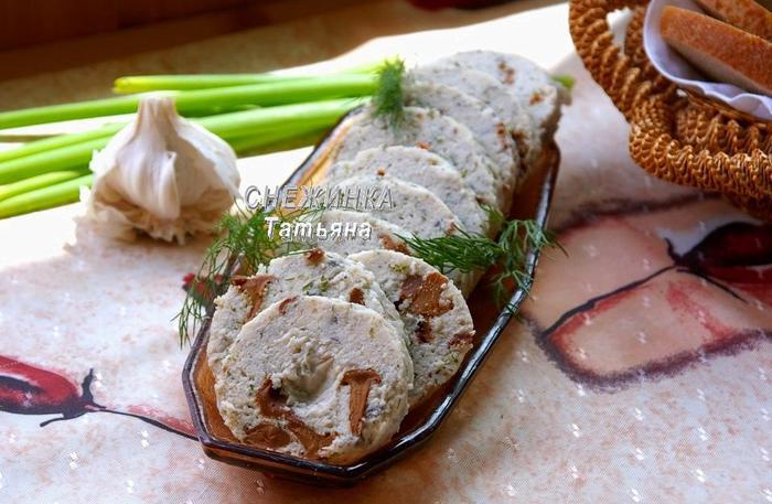 Рыбная колбаса с лисичками и картофелем «по-дачному»
