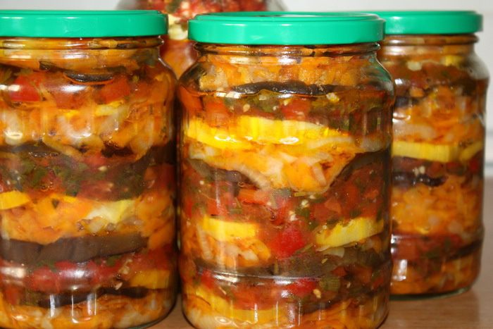 Консервированный салат из баклажанов с кабачками