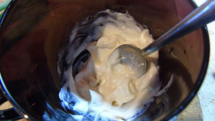 Салат с огурцом и листьями настурции
