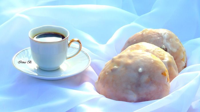 Сдобные булочки с изюмом в глазури 