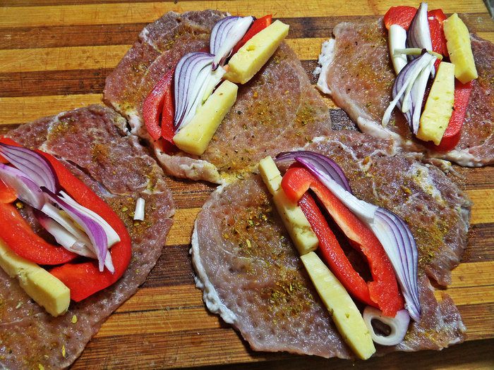 Мясные рулетики с сырной начинкой