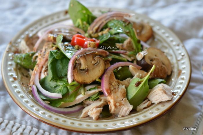 Салат с шампиньонами и курицей с бальзамической заправкой