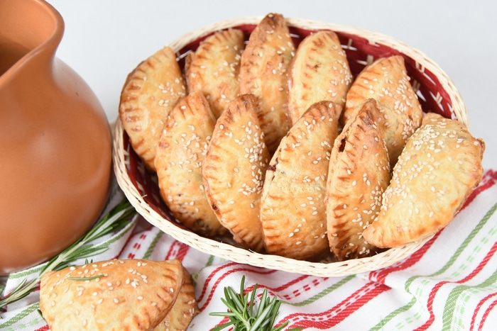 Пирожки с начинкой, тушенной в пиве и сыром