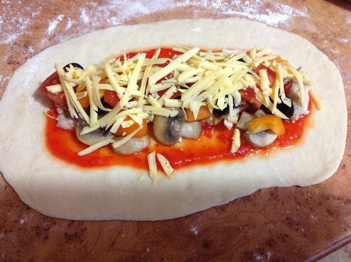 Стромболи с курицей, грибами и карамелизированным луком