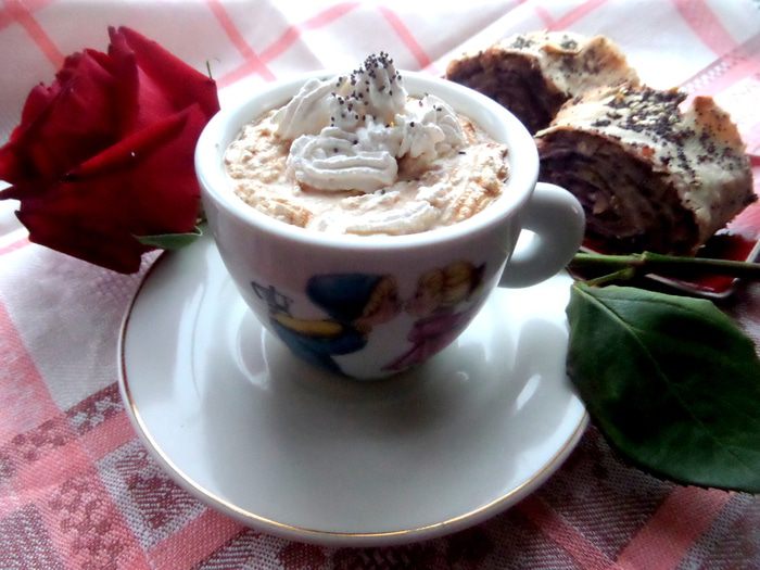 Карамельный кофе под сливочной шапочкой