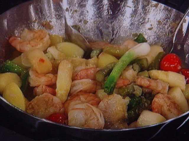 Вок с весенними овощами и креветками