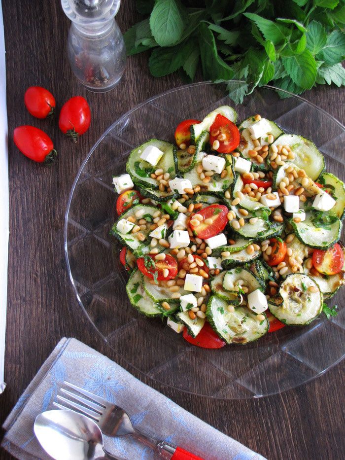 теплый салат с цукини, черри и кедровыми орешками