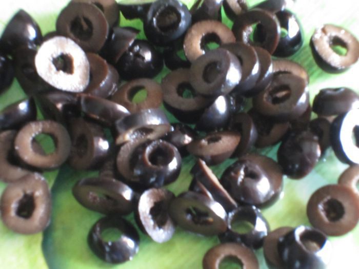 Салат с помидорами черри, кукурузой и оливками