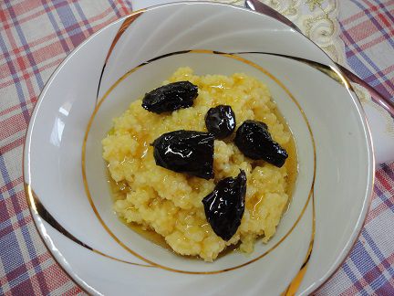 Каша пшенная с черносливом