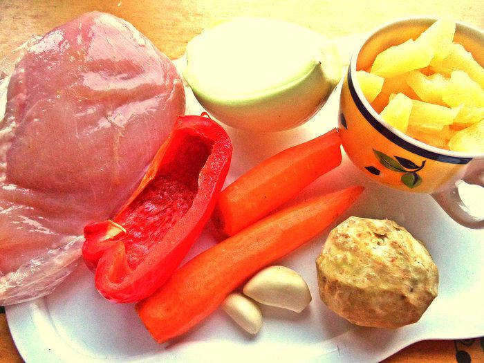 Курица с овощами и ананасом к рису
