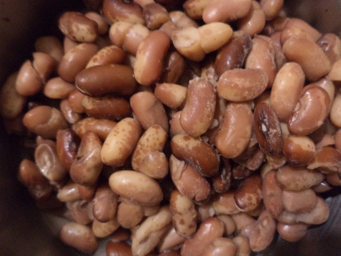 Запеченная фасоль с беконом и сардельками