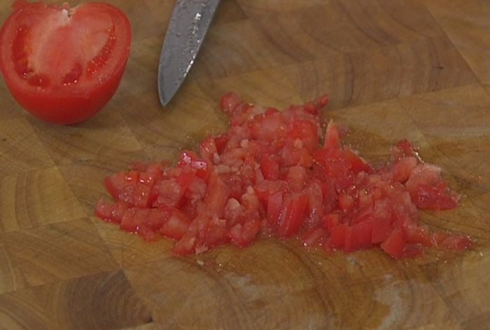 Рулет из омлета с ветчиной и сыром 