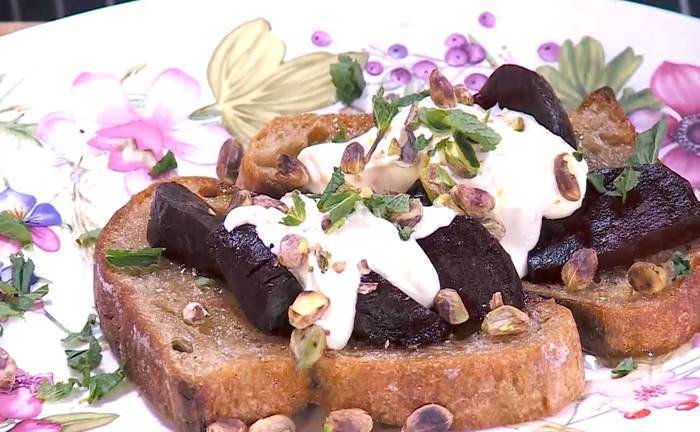 Тосты со свеклой, фисташками и йогуртовой заправкой 