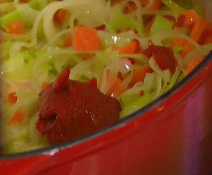 Овощной суп с курицей и яичной лапшой