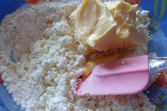 Рогалики с клюквой и кедровыми орешками